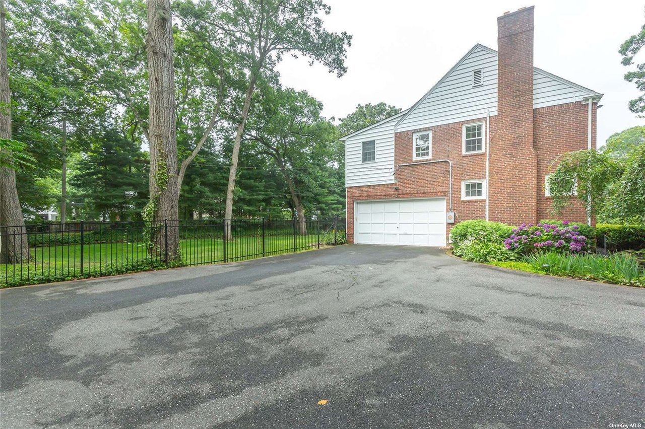 30 Colonial Dr, Huntington