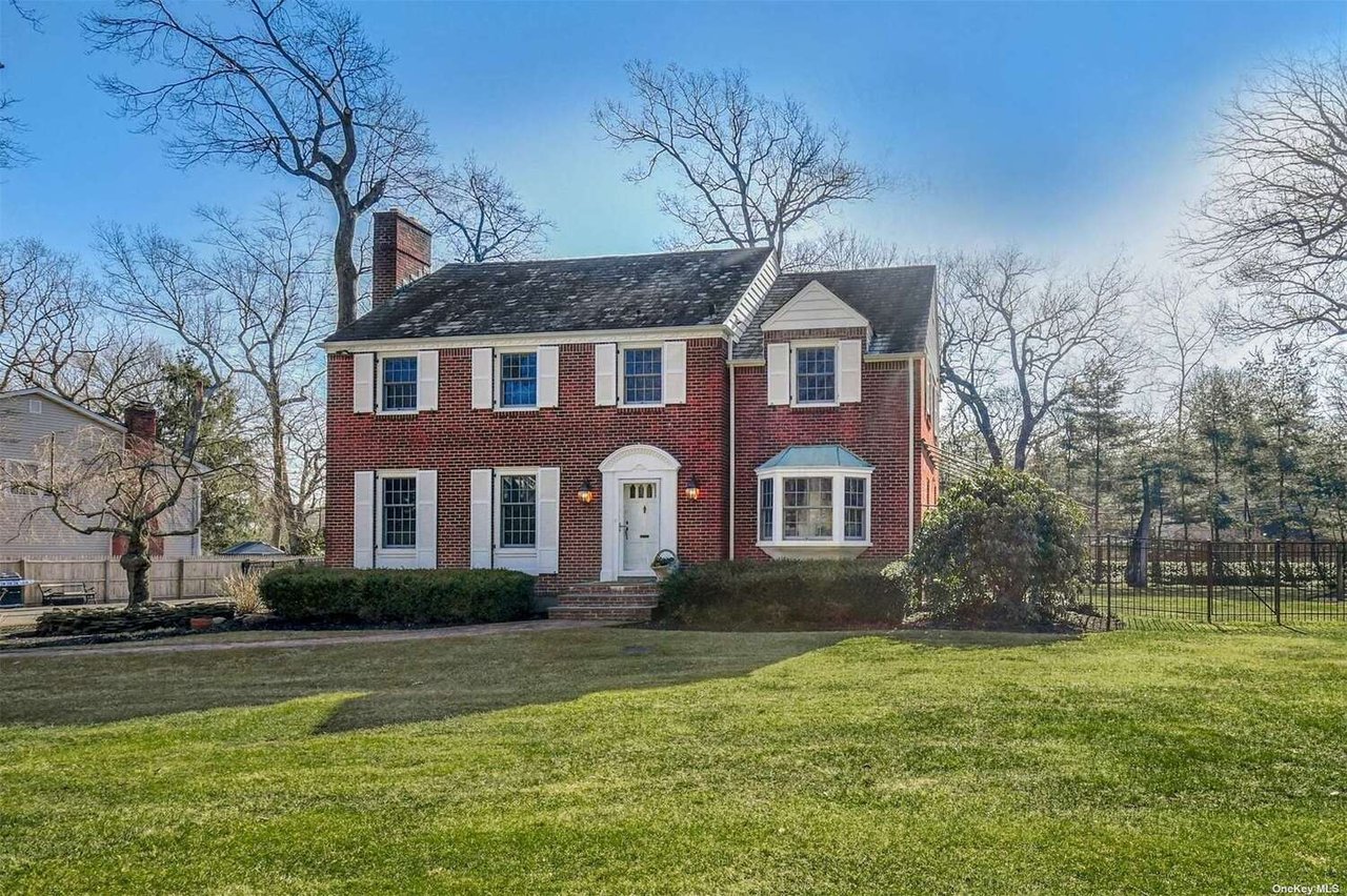30 Colonial Drive, Huntington