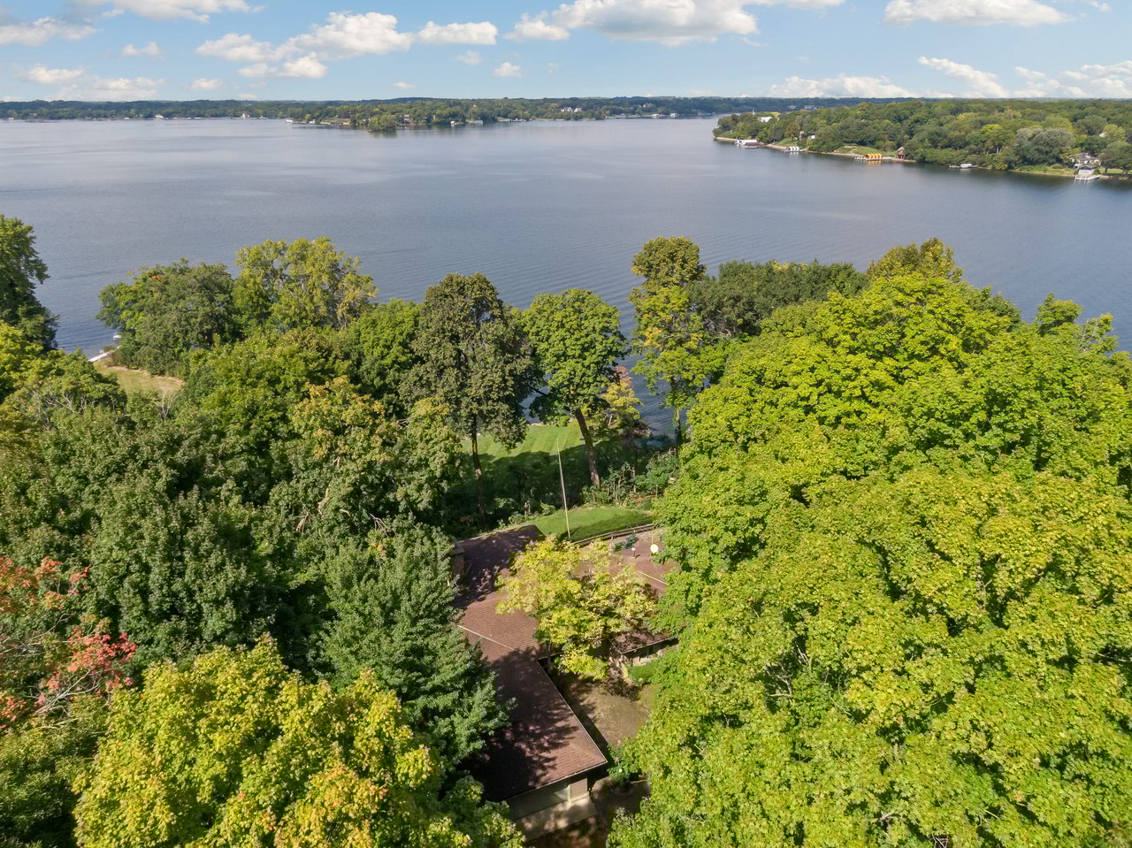 Lakeshore Estate Jewel on Robinson's Bay