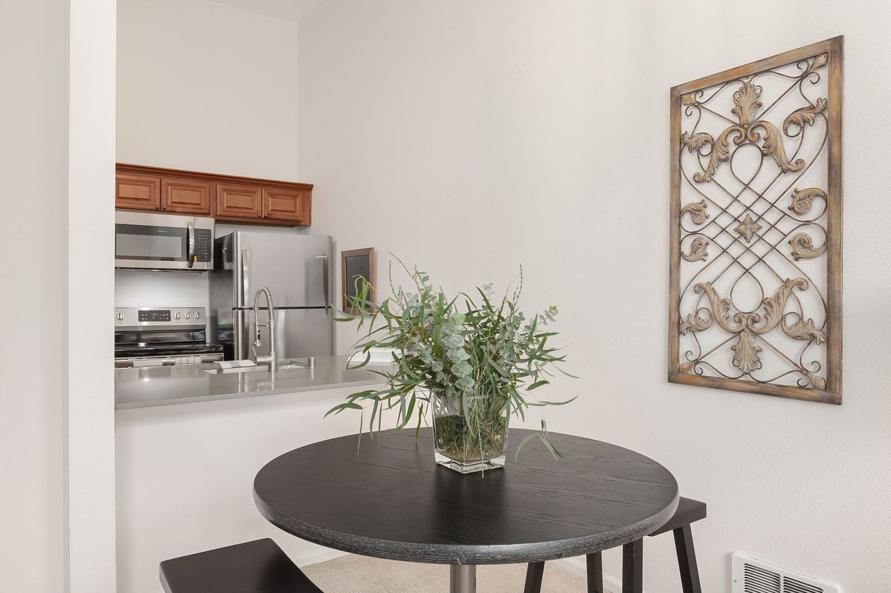 Charming Light and Bright Condo on Mercer Island
