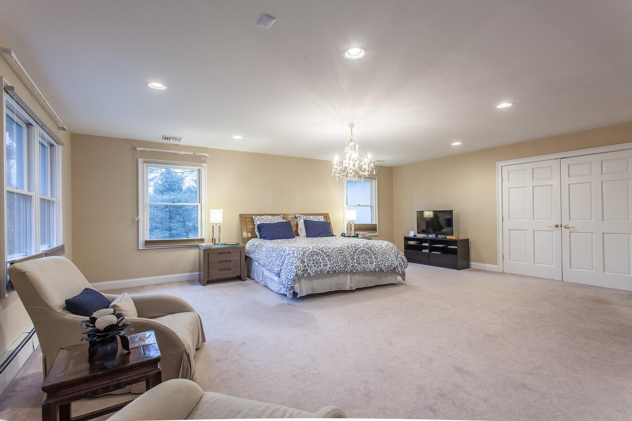 195 Cold Spring Rd, Syosset