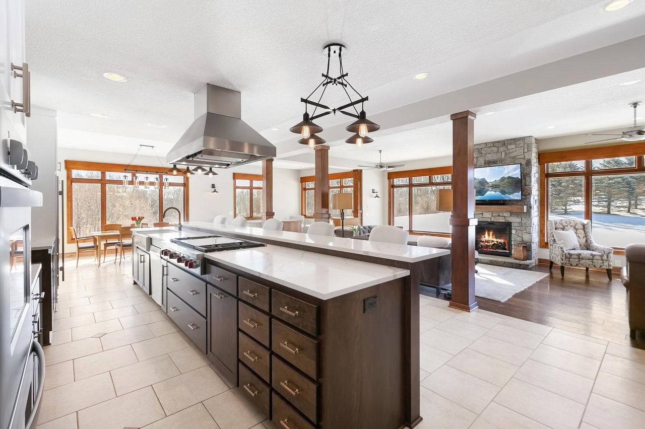 Gorgeous Estate in Inver Grove Heights!