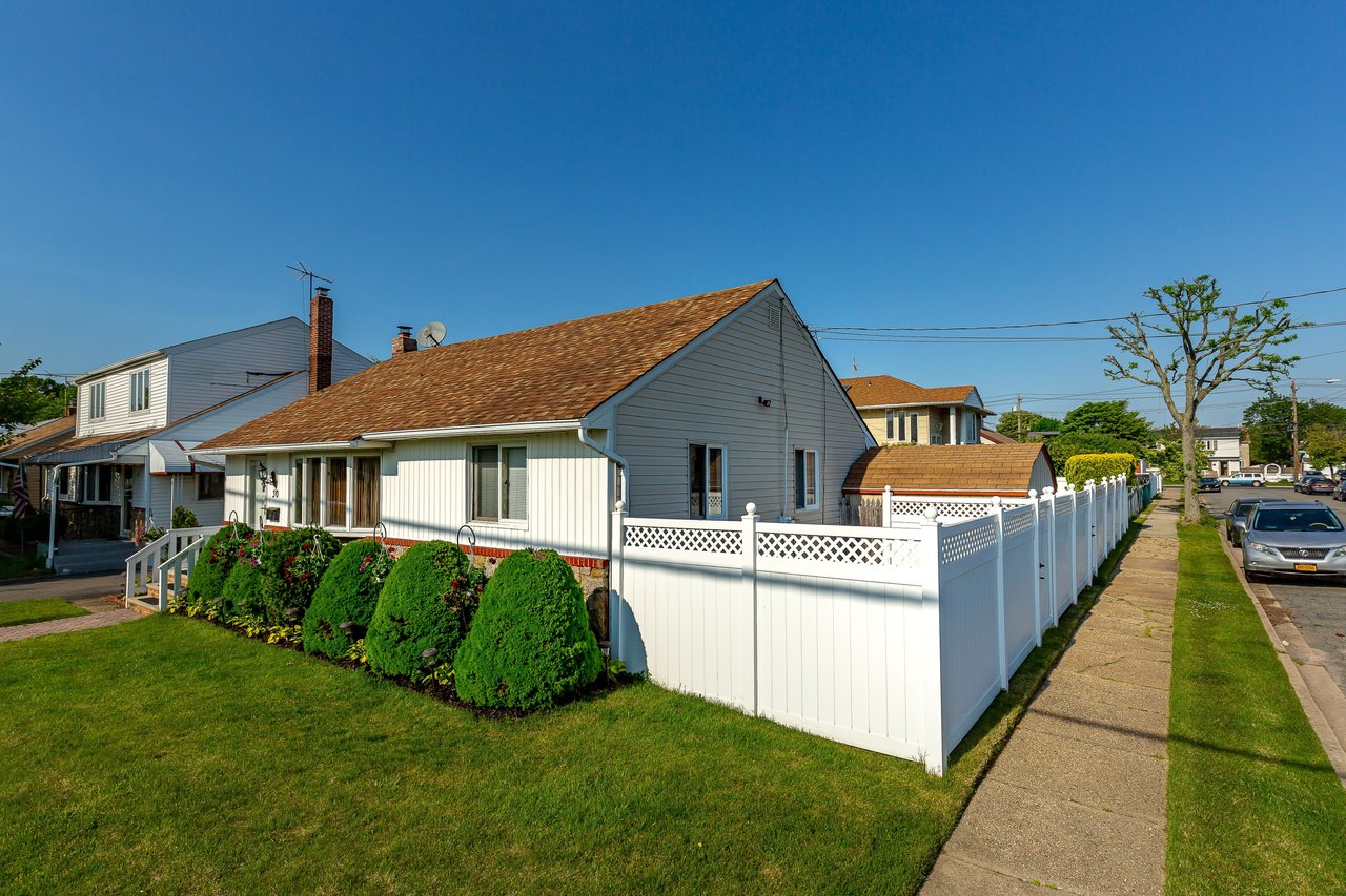 30 Gardner Ave, Hicksville