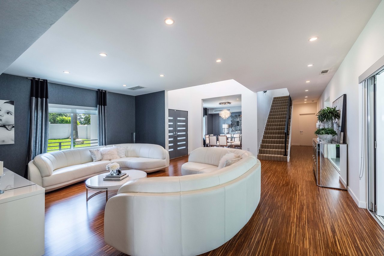 691 East Las Flores