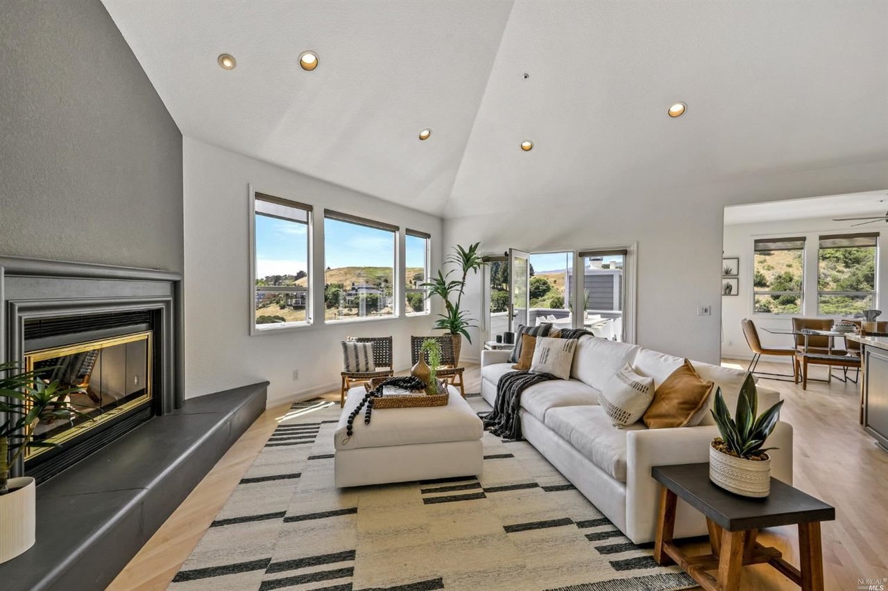 Contemporary Residence Adjacent to Open Space