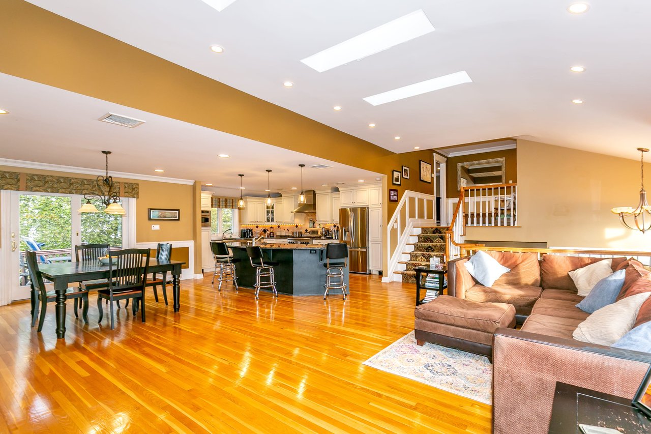 1 Gloria Dr, Woodbury
