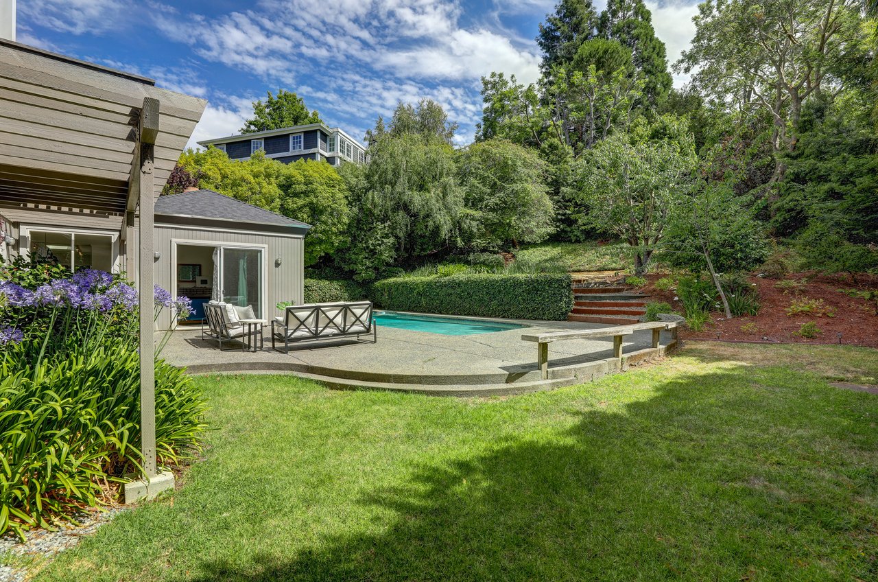 Private Reedlands Residence with a Pool 