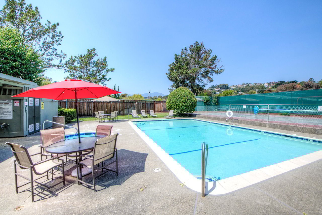 28 Greenwood Bay Dr