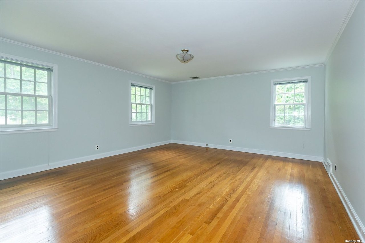 30 Colonial Dr, Huntington
