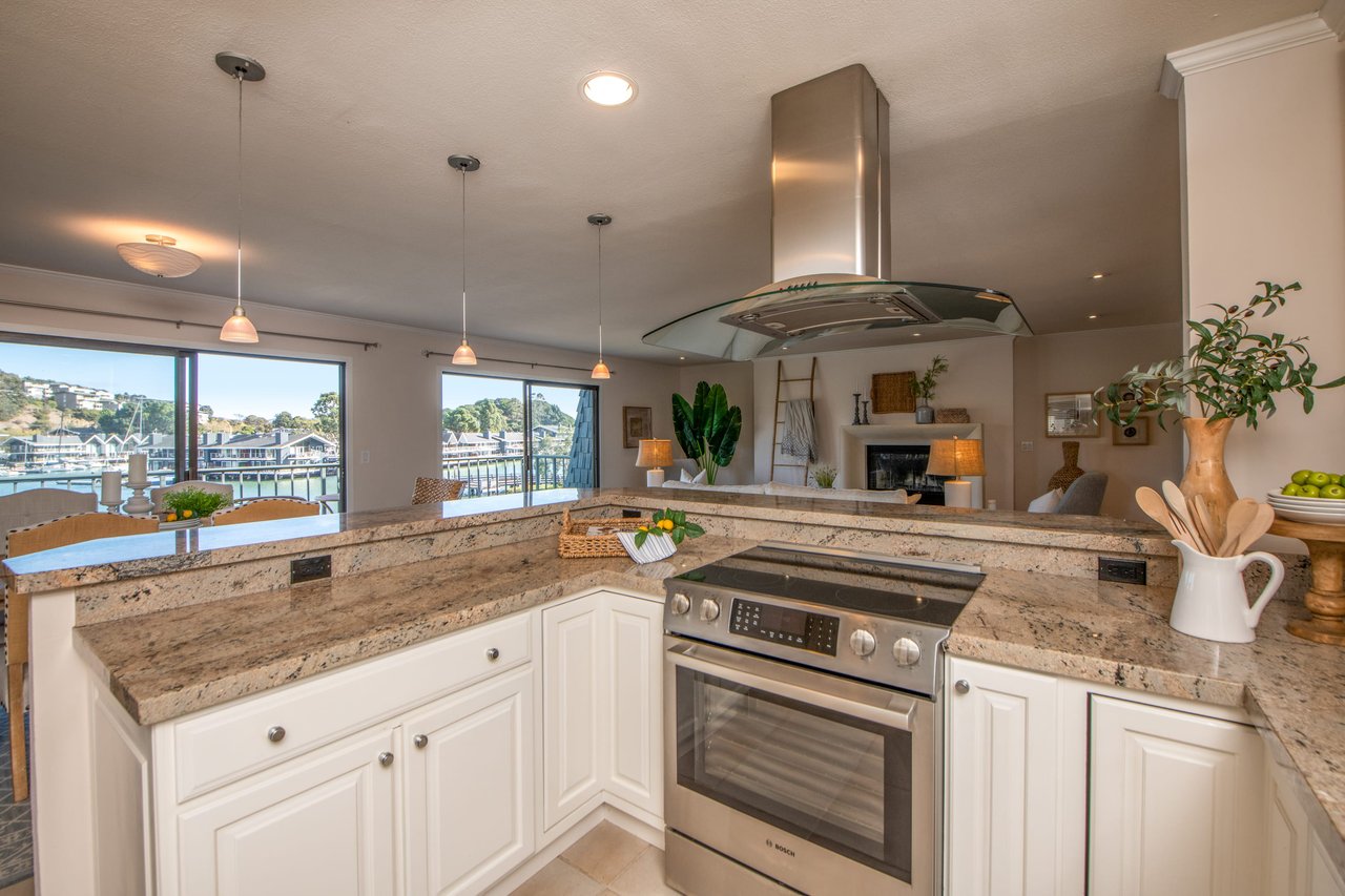 28 Greenwood Bay Dr