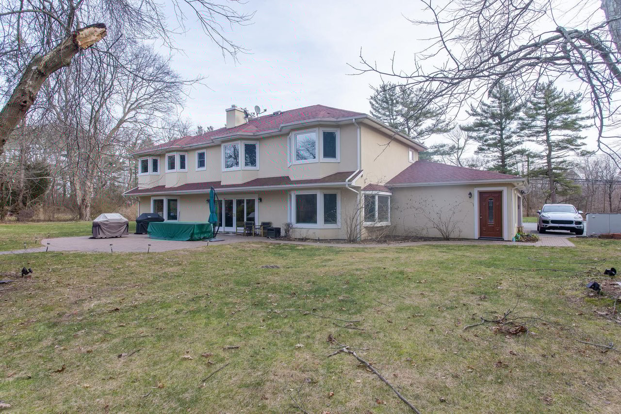 195 Cold Spring Rd, Syosset
