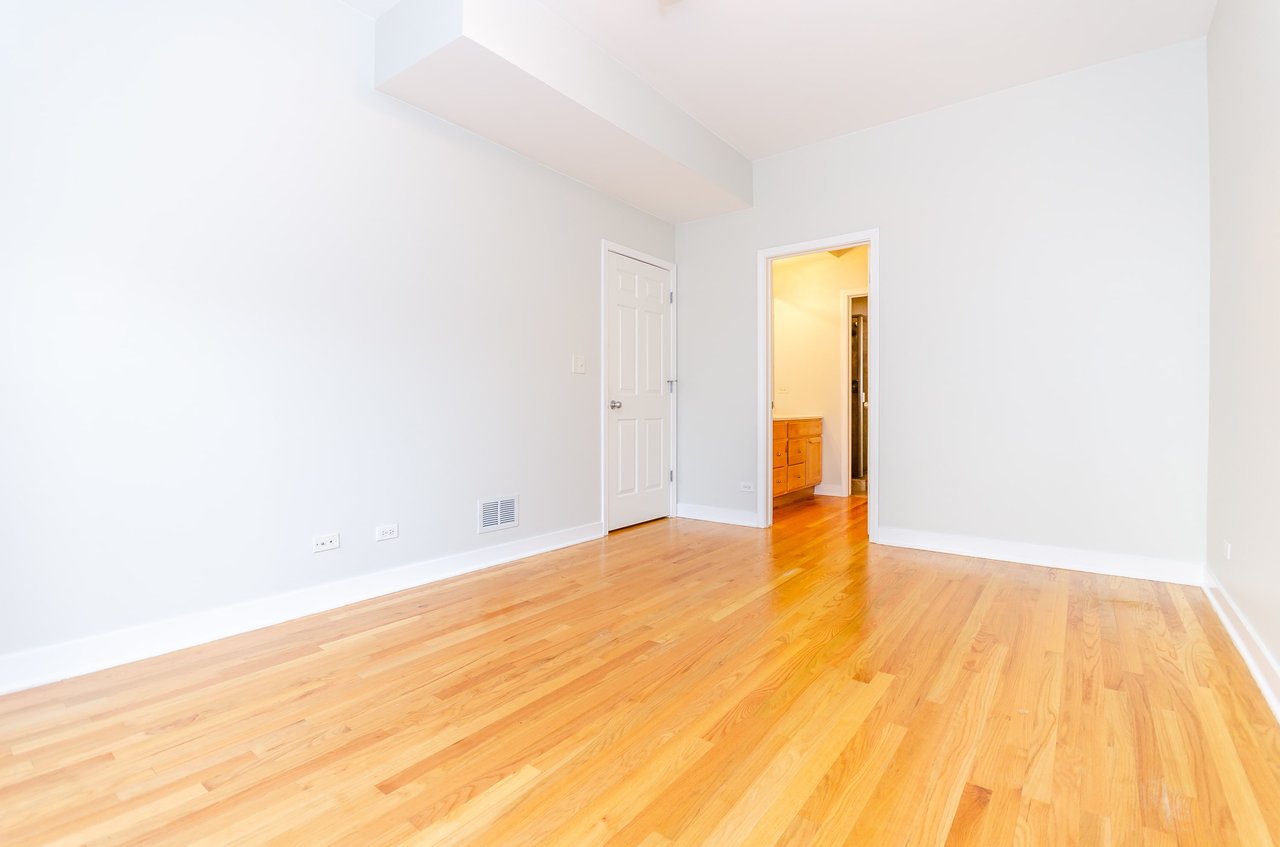 Spacious and Open Condo: 2342 W Harrison St #2