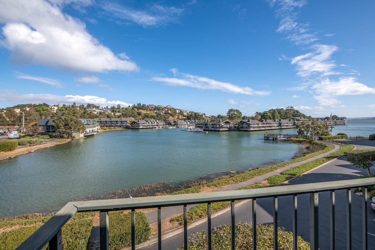 28 Greenwood Bay Dr