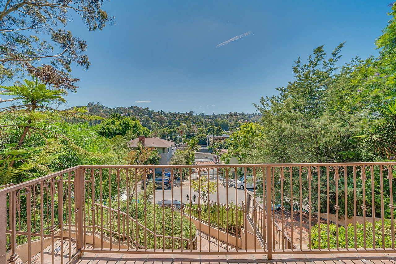 3130 Hollycrest Dr. 