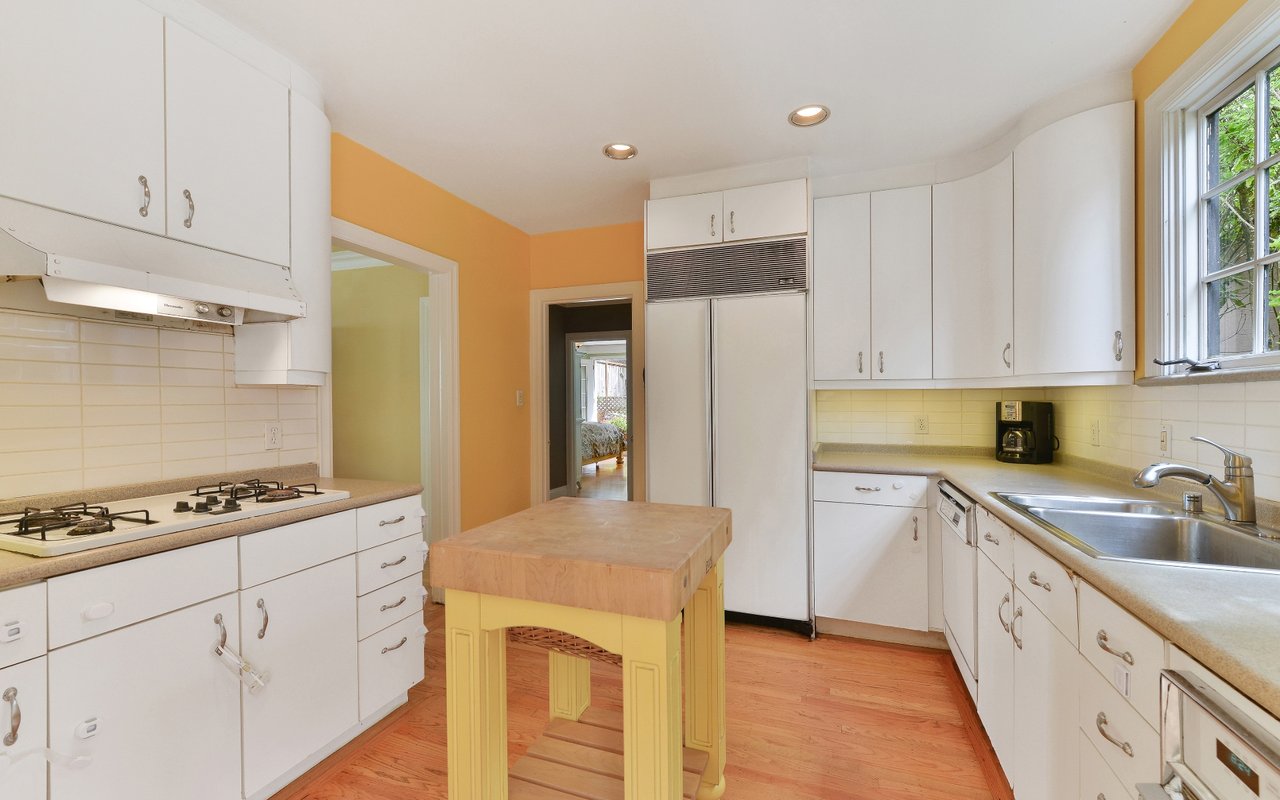 905 Portola Dr