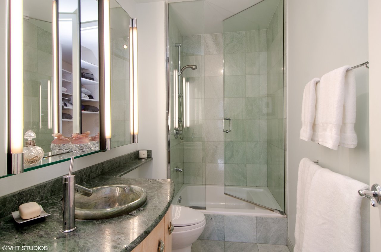 200 E Delaware Pl, #33F