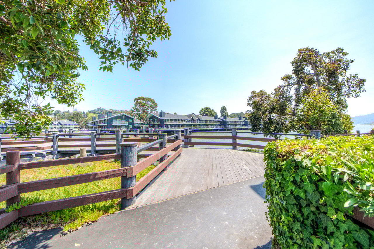 28 Greenwood Bay Dr
