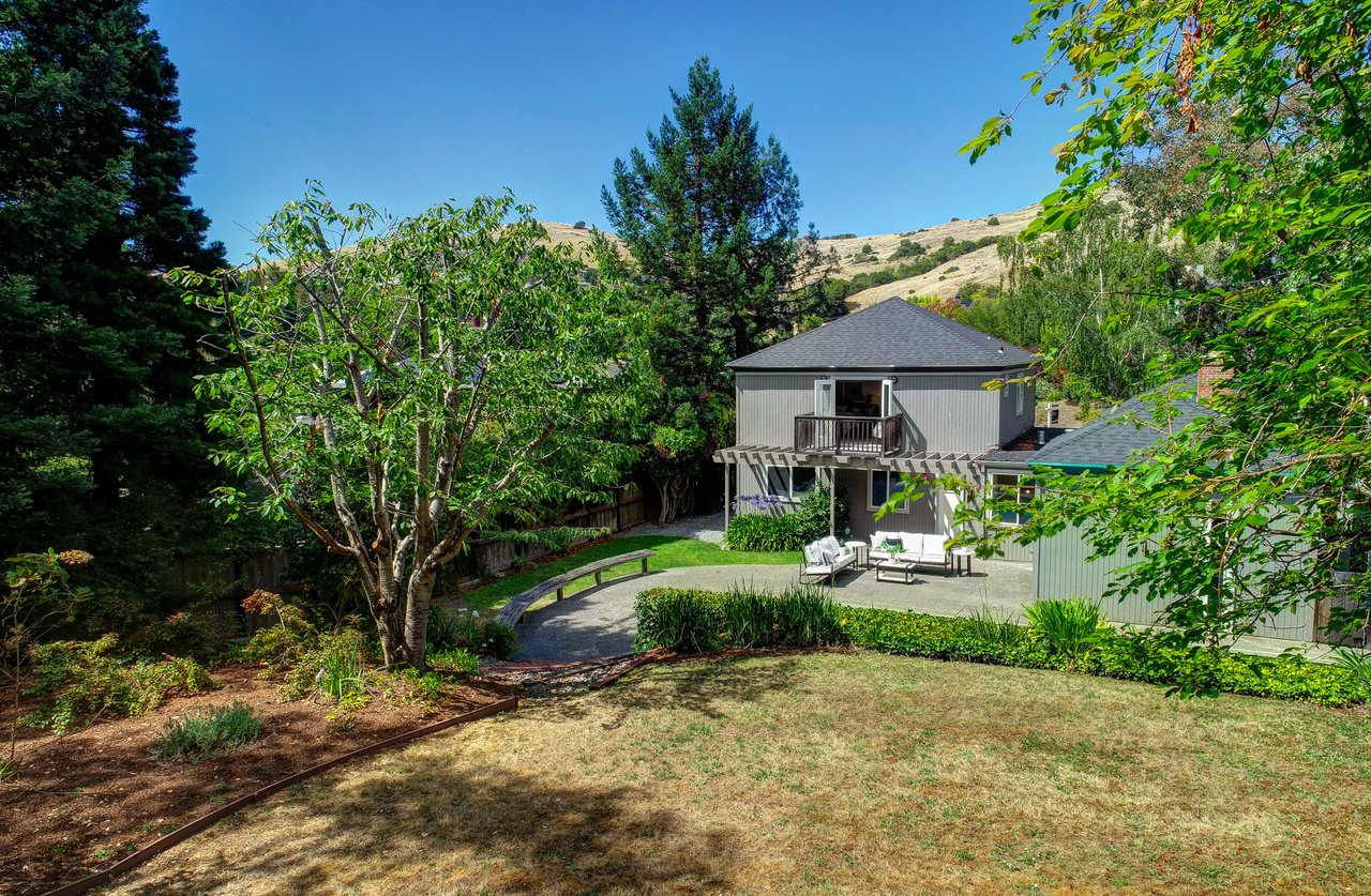 Private Reedlands Residence with a Pool 