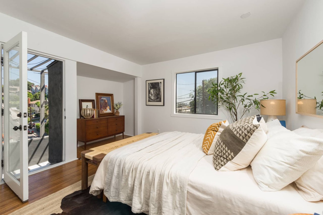 Silver Lake Hide-Away with Views and Guest Suite!