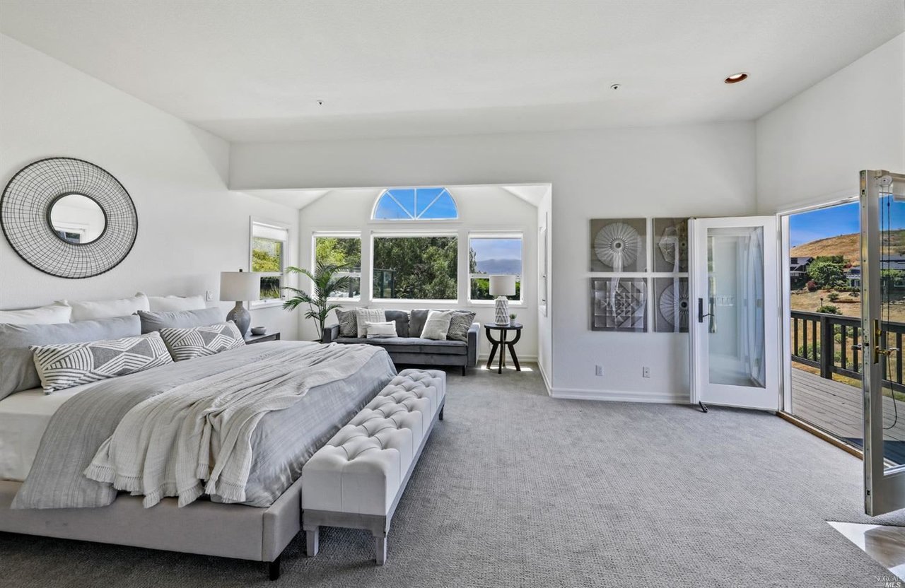 Contemporary Residence Adjacent to Open Space