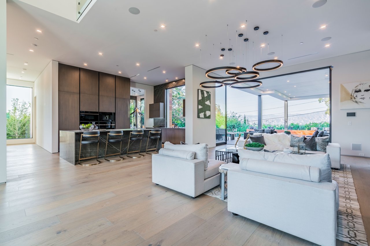 3958 Sunswept Dr