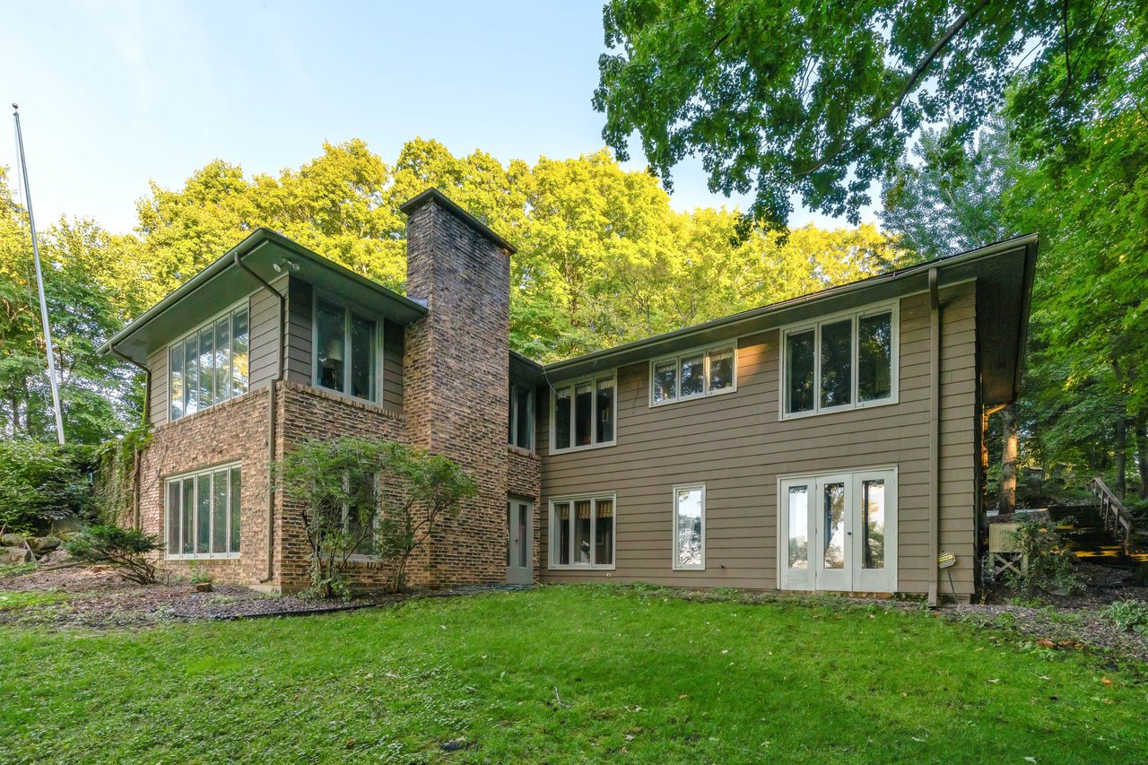 Lakeshore Estate Jewel on Robinson's Bay