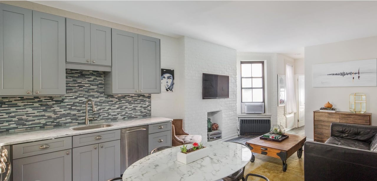 221 W 21st St #3C
