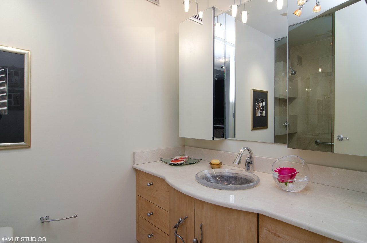 200 E Delaware Pl, #33F