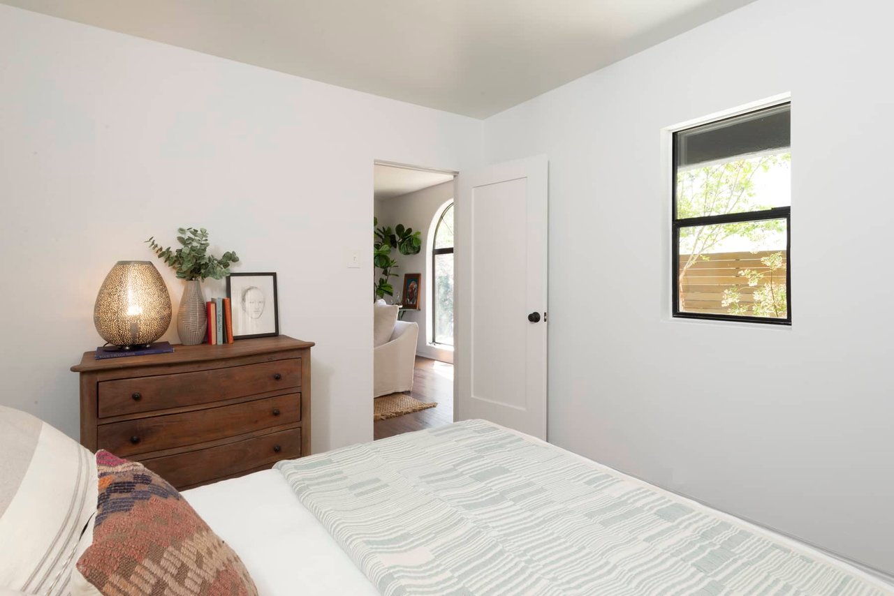 Silver Lake Hide-Away with Views and Guest Suite!