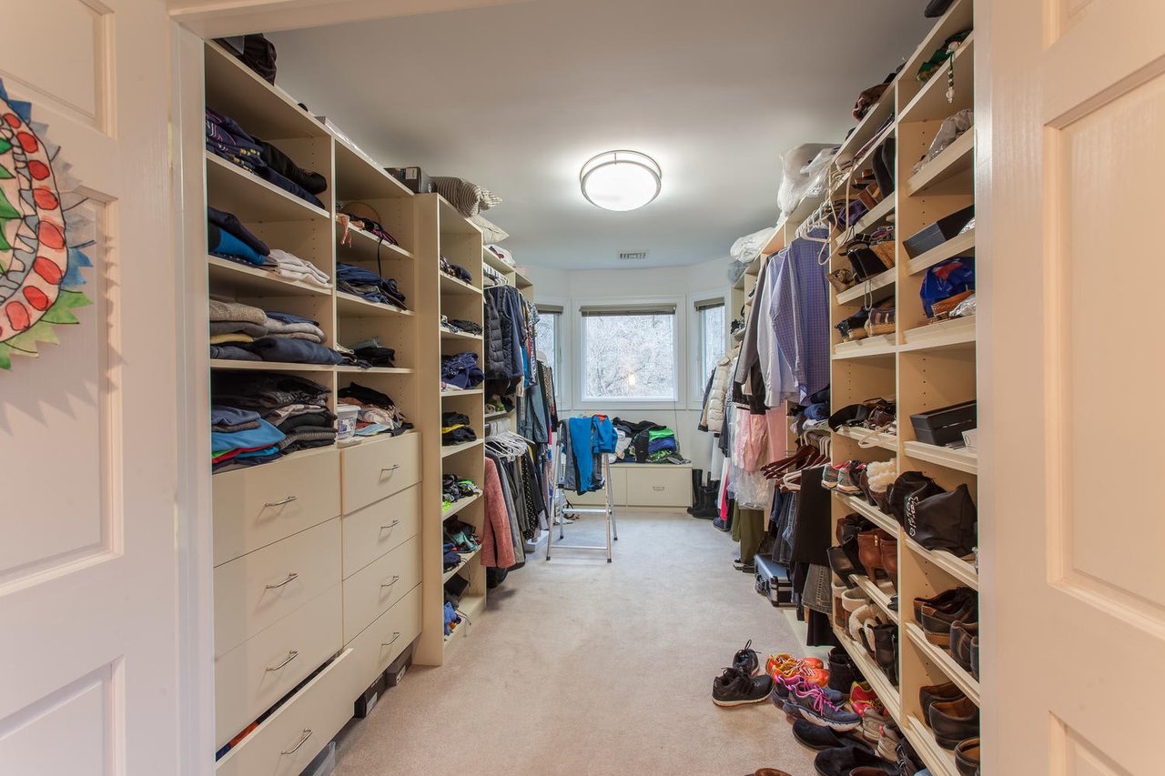 195 Cold Spring Rd, Syosset