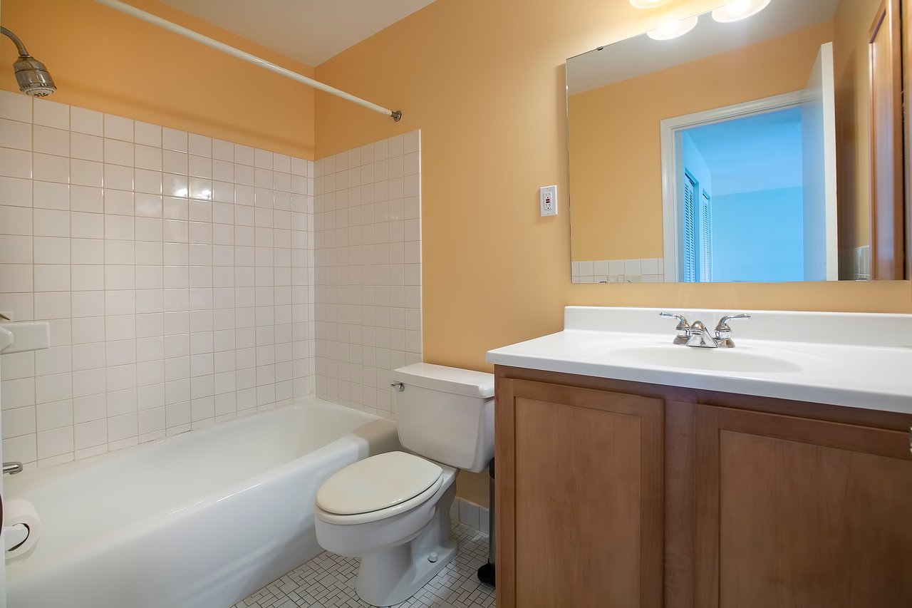 Top Floor Condo in Linden Hills!