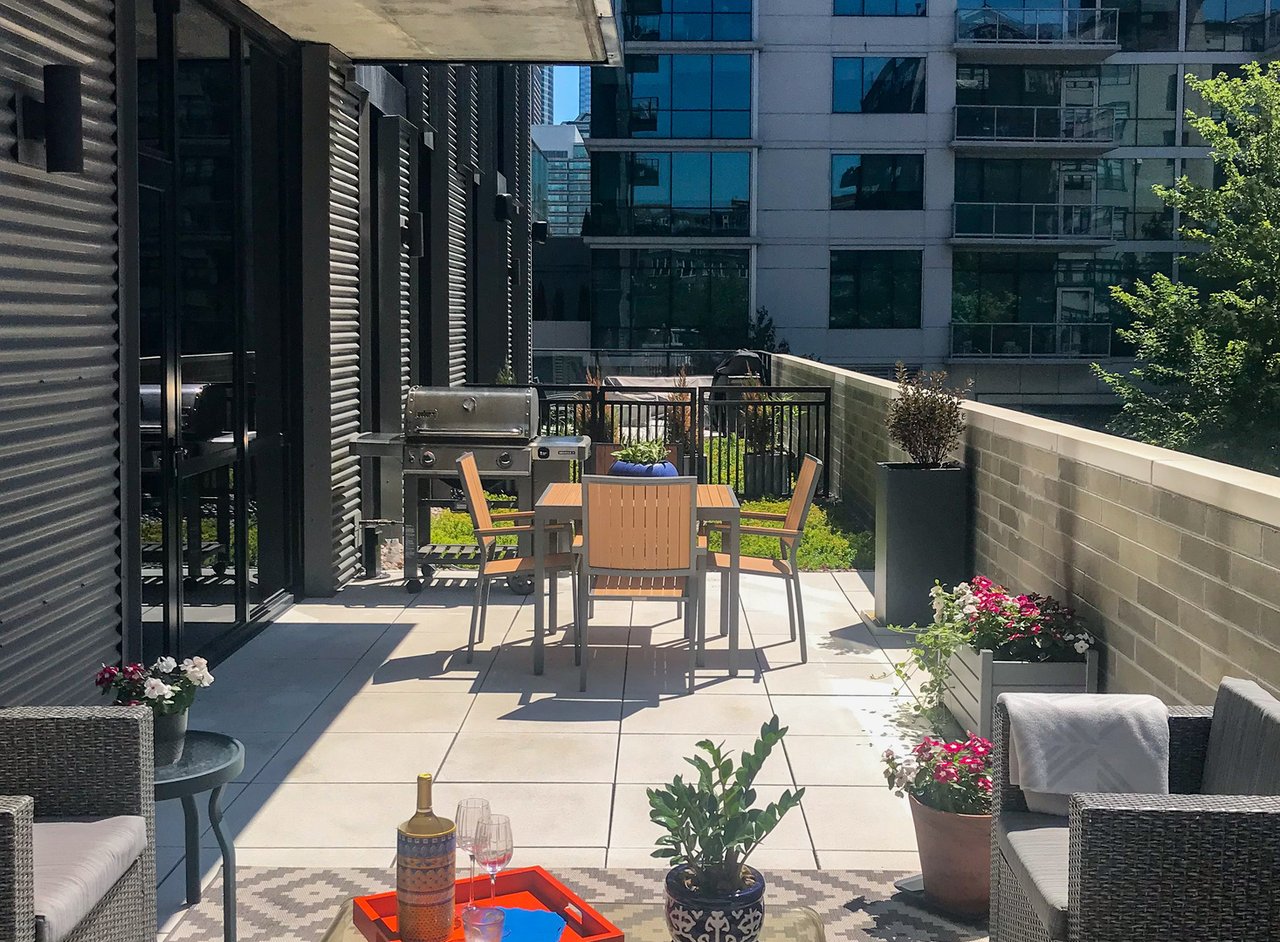 West Loop Luxury: 111 S Peoria St, #210