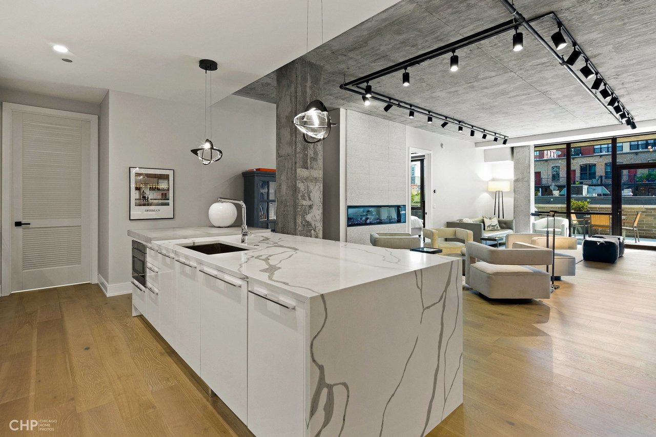 West Loop Luxury: 111 S Peoria St, #210