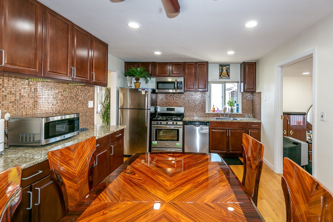 30 Gardner Ave, Hicksville