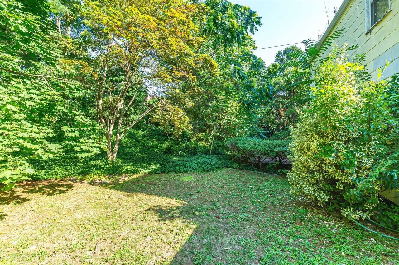 122 Deepdale Pkwy, Roslyn Heights