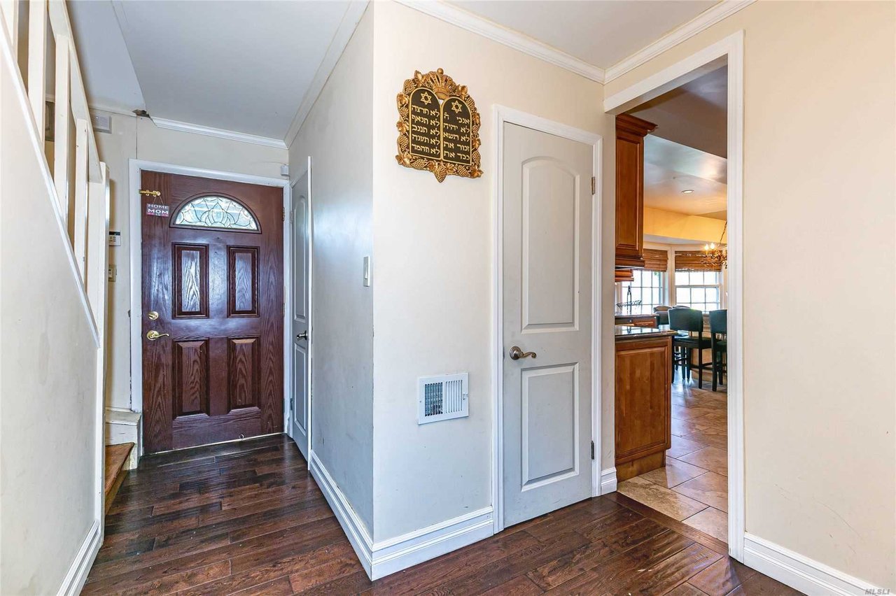 122 Deepdale Pkwy, Roslyn Heights