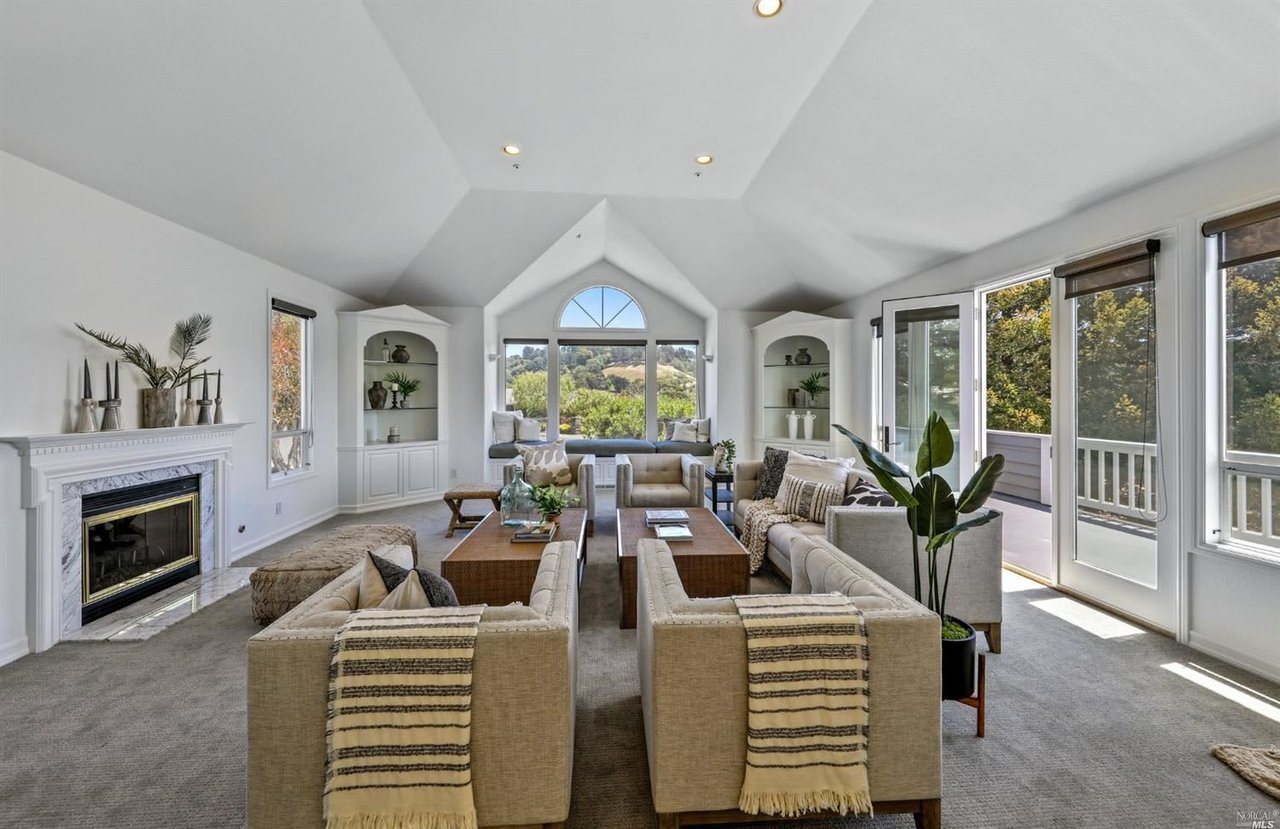 Contemporary Residence Adjacent to Open Space