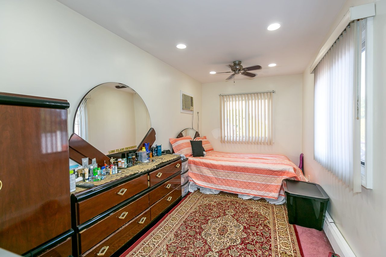 30 Gardner Ave, Hicksville