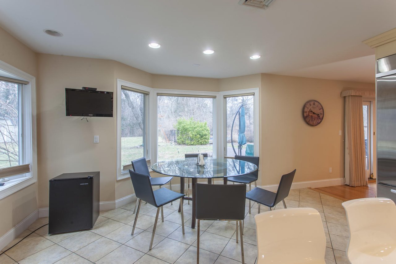 195 Cold Spring Rd, Syosset
