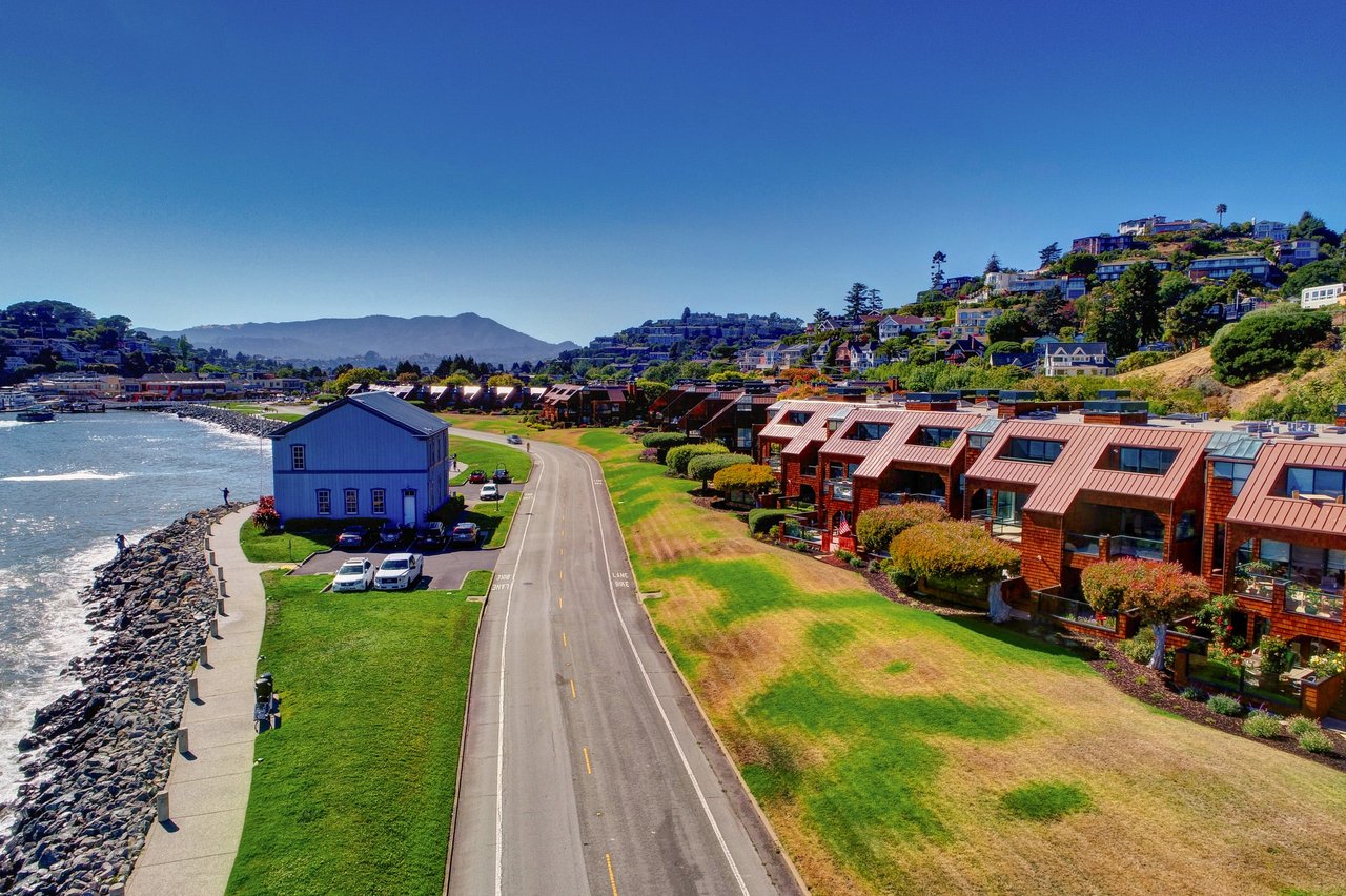 Luxury Townhome Overlooking the Bay