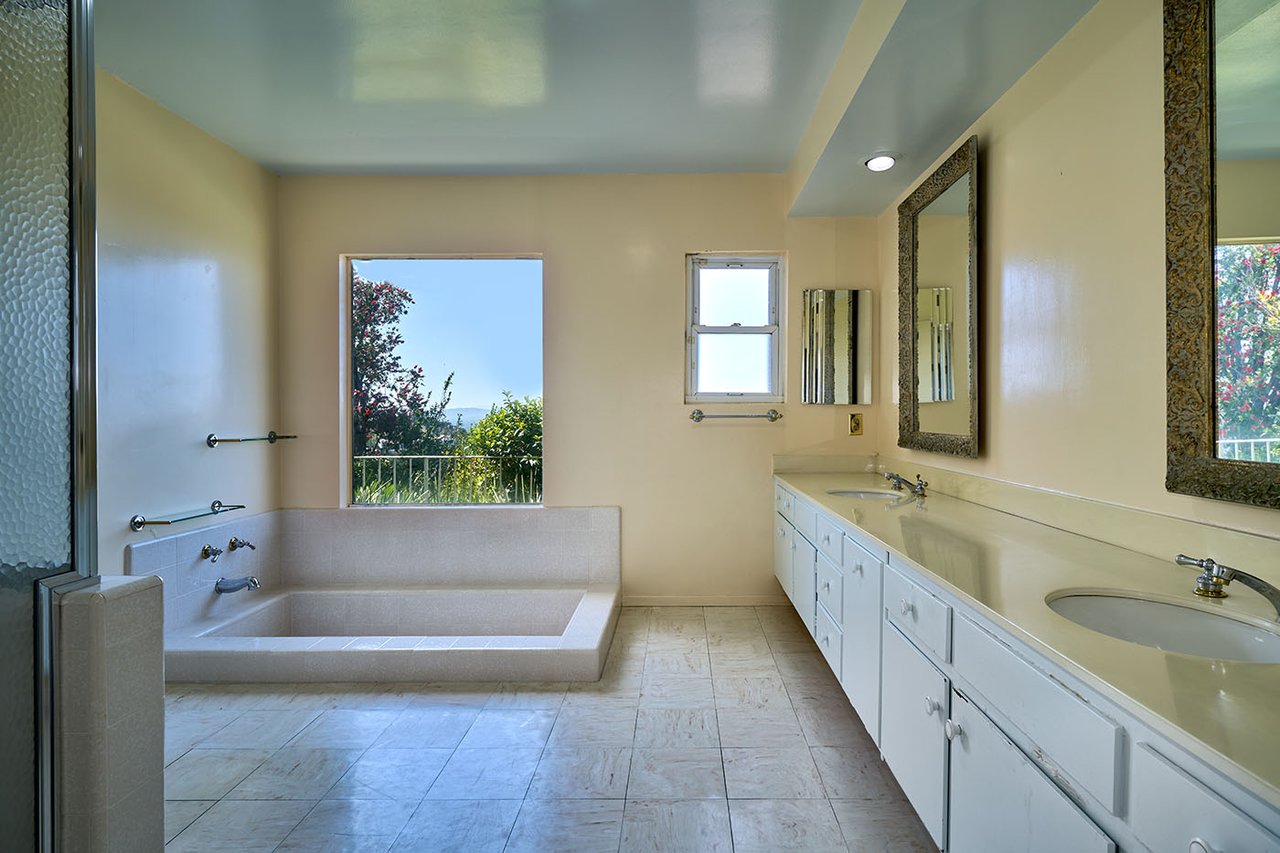  2715 Edwin Pl