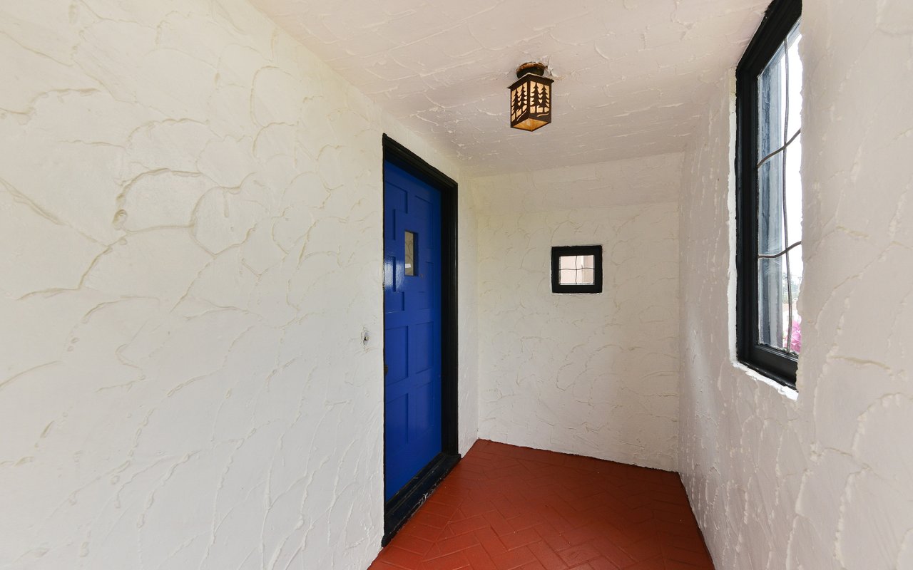 905 Portola Dr