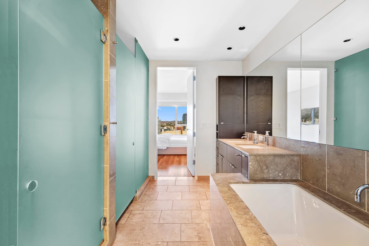 SUPER CHIC "W" RESIDENCE IN HOLLYWOOD