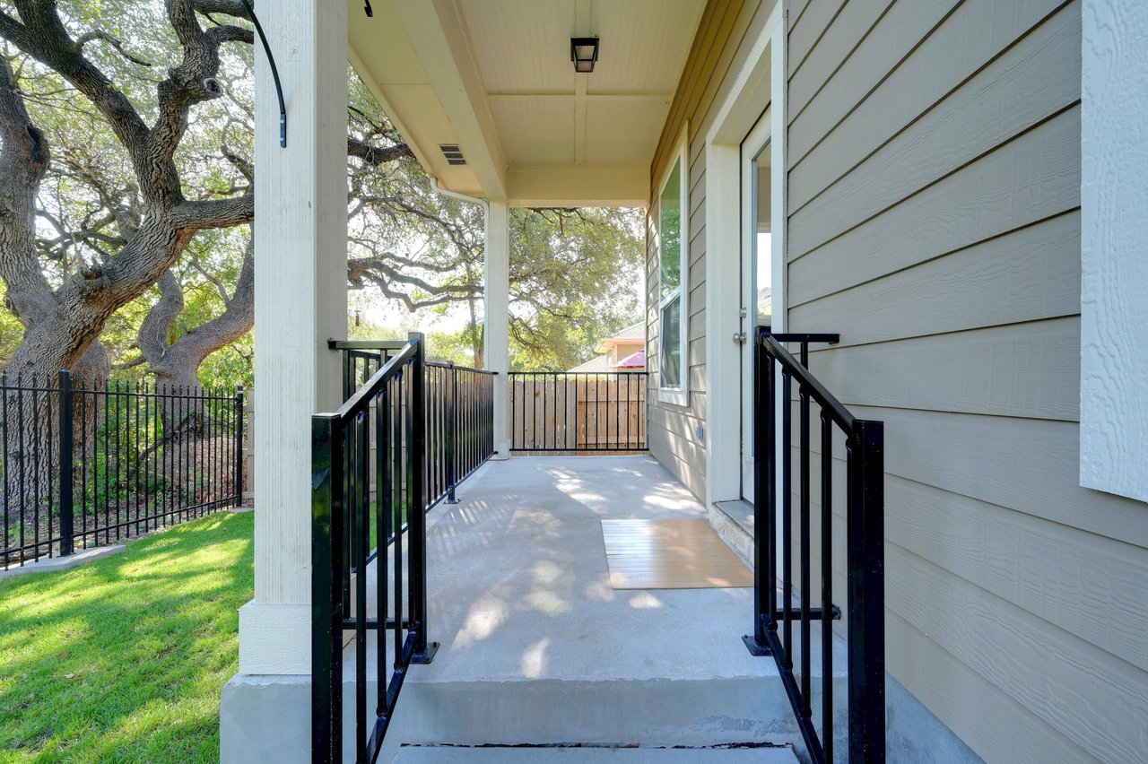 712 Waterfall Way