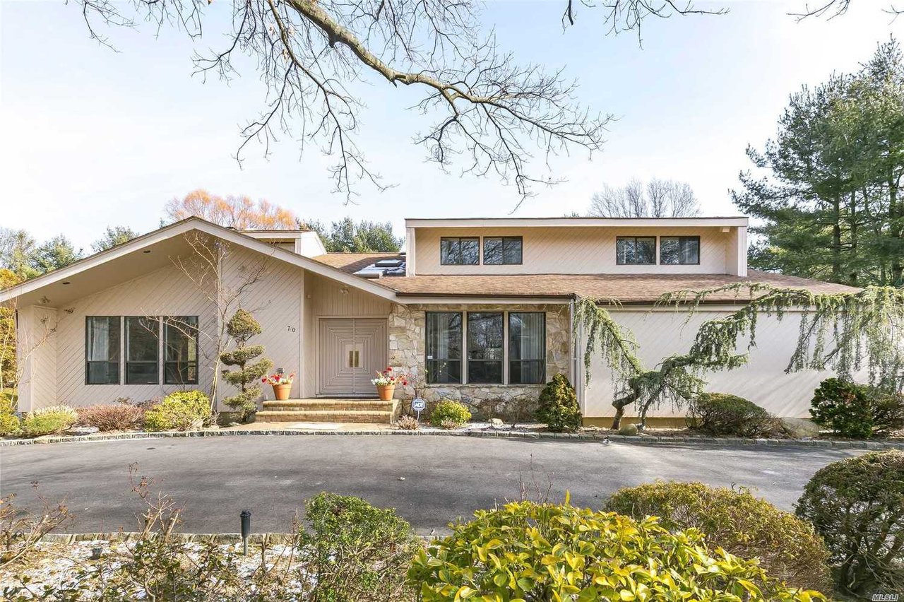 70 Coachman Pl W, Syosset