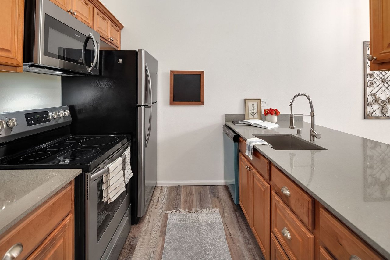 Charming Light and Bright Condo on Mercer Island