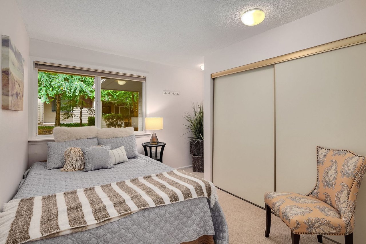 Charming Light and Bright Condo on Mercer Island