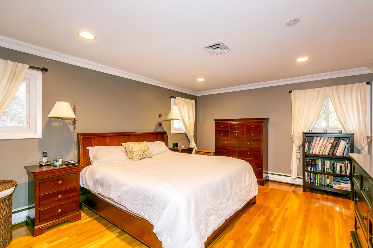 1 Gloria Dr, Woodbury