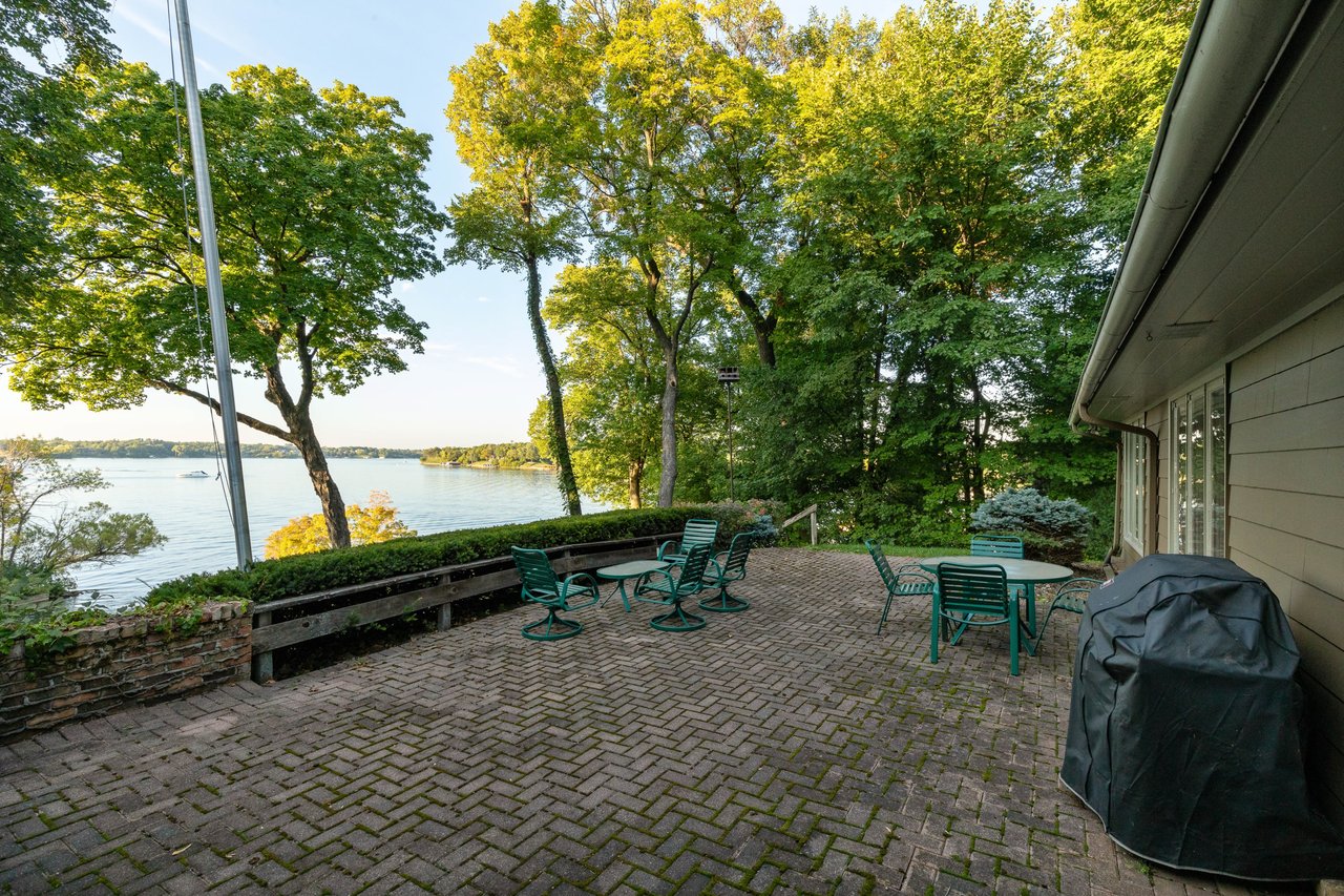 Lakeshore Estate Jewel on Robinson's Bay