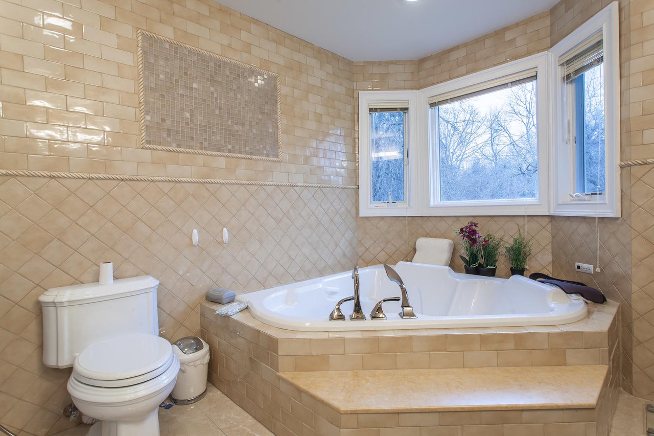 195 Cold Spring Rd, Syosset